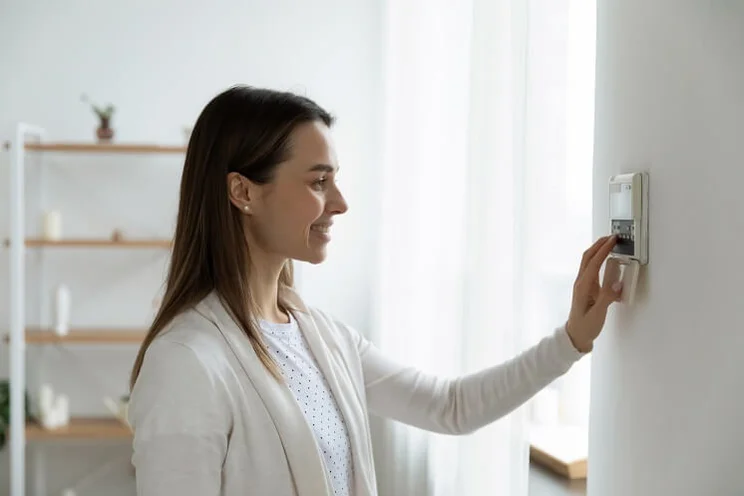 Women turns up thermostat
