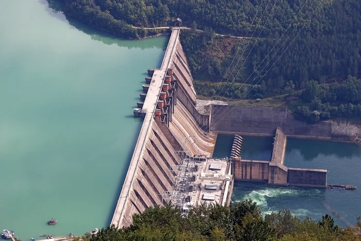 Hydroelectric dam providing water to a power plant