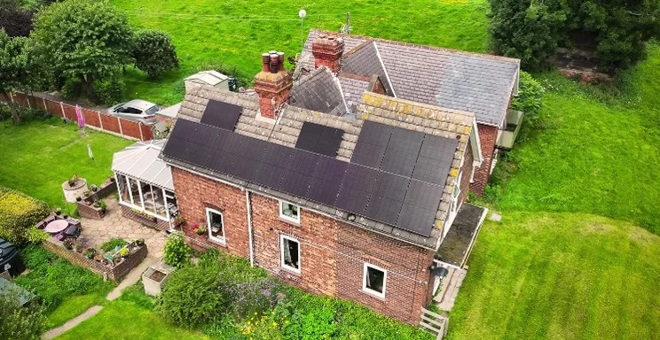 Solar Fast - Solar panels on a grey roof