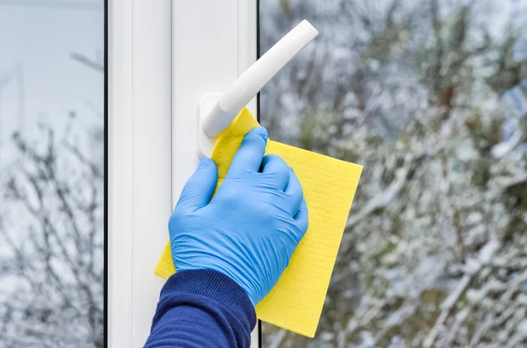 Cleaning a uPVC window