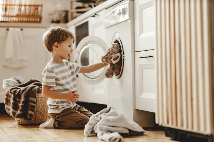 Child using the washing machine